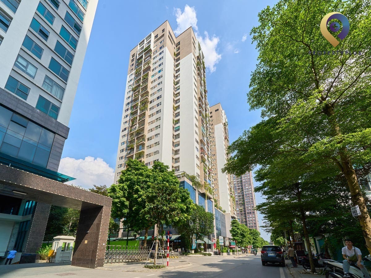 Góc nhìn mặt ngoài tòa nhà Thanh Xuân Complex dưới ánh nắng ban ngày